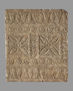 Płyta chodnikowa progowa z wzorem dywanowym, VII wiek p.n.e. (alabaster gipsowy)